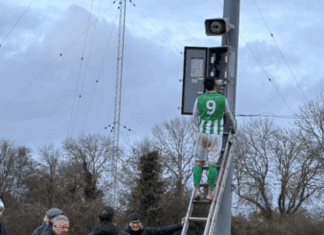 Фудбалер во Англија стана хит – откако се обиде да ги поправи рефлекторите