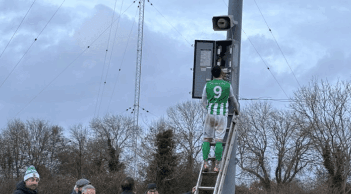 Фудбалер во Англија стана хит – откако се обиде да ги поправи рефлекторите