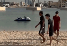 Јамал воодушеви, во Дубаи играше фудбал со мали дечиња (ВИДЕО)