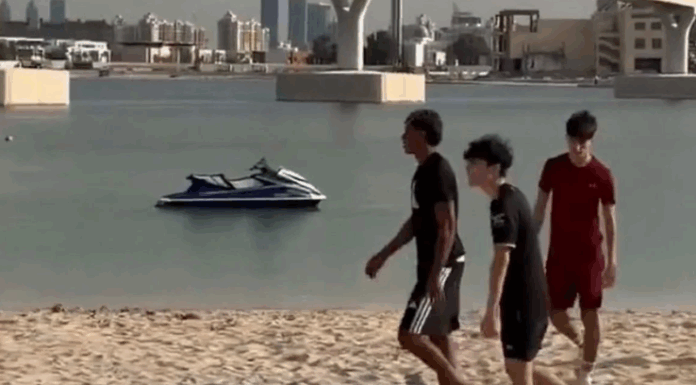 Јамал воодушеви, во Дубаи играше фудбал со мали дечиња (ВИДЕО)