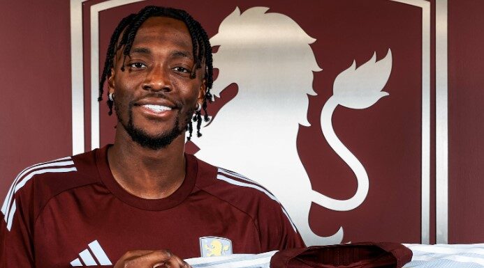 Абрахам се врати во Англија, потпиша за Астон Вила