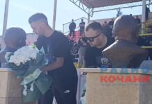 На стадионот во Кочани поставени бисти на двајца навивачи кои загинаа во несреќата во „Пулс“ (ВИДЕО)
