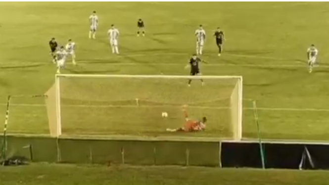 Дали е ова најбизарниот гол на сезоната?! (ВИДЕО)