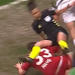 Срамно: Турски фудбалер ја “однесе“ судијката и не ѝ помогна да стане!(ВИДЕО)