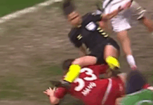 Срамно: Турски фудбалер ја “однесе“ судијката и не ѝ помогна да стане!(ВИДЕО)