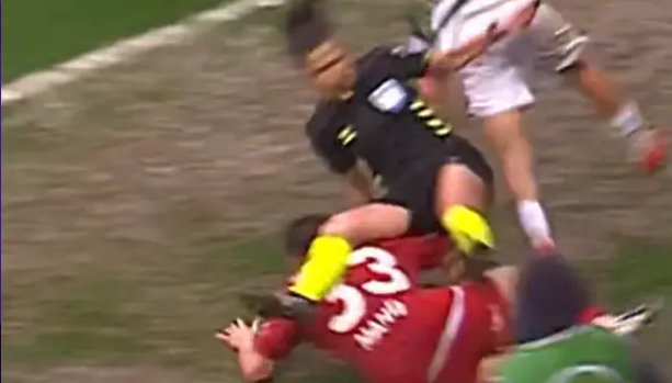 Срамно: Турски фудбалер ја “однесе“ судијката и не ѝ помогна да стане!(ВИДЕО)