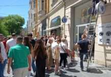 Еуфорија за дресови во Сараево пред дуелот со Македонија!