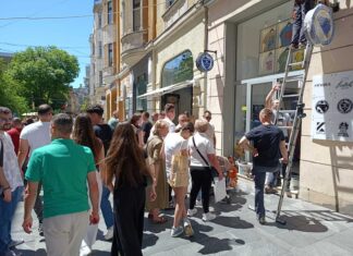 Еуфорија за дресови во Сараево пред дуелот со Македонија!