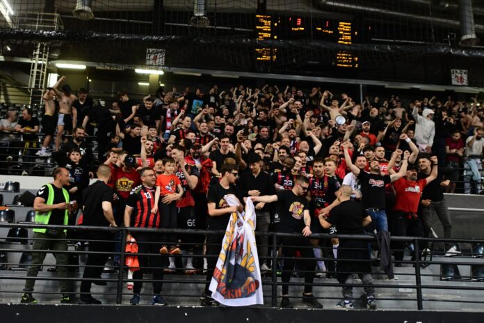 vardar so komiti na tribini