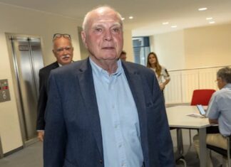Ули Хенес повторно на суд: Соседот го тужи поради две засадени дрвја