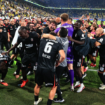 Влезе во соблекувалната, им вети бонус од 1 милион евра на играчите, а потоа си замина со јахта!(ВИДЕО)