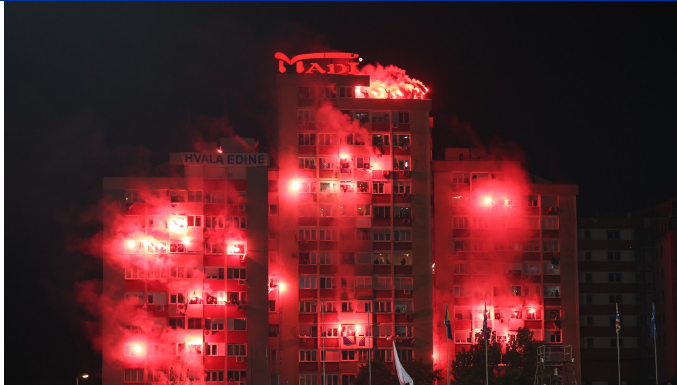ФОТО НА ДЕНОТ: Еве како Зеница ГОРЕШЕ во чест на Един Џеко!